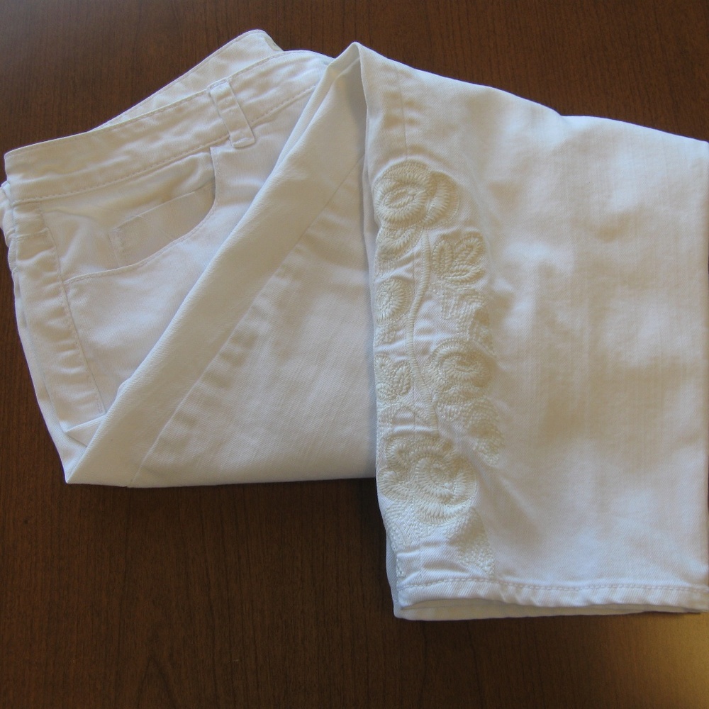 Capri white jeans with floral applique - size 14 -